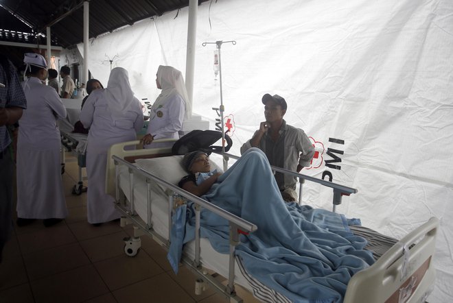 Bolnišnice so evakuirali. FOTO: Firdia Lisnawati/AP