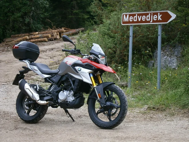 Na lahkem terenu se izkažejo vzmetenje in pnevmatike, ABS je izklopljiv. Foto Andrej Krbavčič