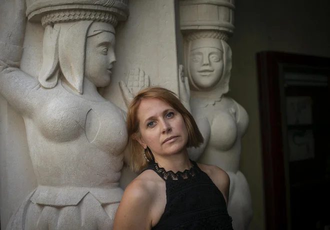 Barbara Kapelj: &raquo;Rada bi, da se z zgodbami nekdanjih Ljubljančank seznani čim več ljudi.&laquo; Foto Jože Suhadolnik