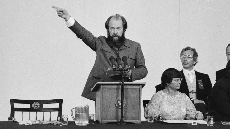 Fotografija: Aleksander Solženicin je bil do govora na Harvardu leta 1978 eden najbolj spoštovanih avtorjev, zatem pa so ga razglasili za sovražnika Zahoda. FOTO: Reuters