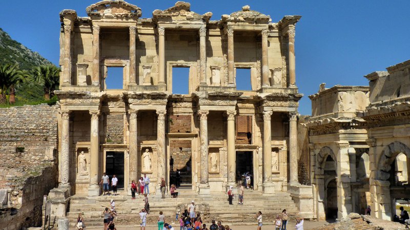 Fotografija: Odločilna za razkritje funkcije starorimske knjižnice v Kölnu je bila primerjava s Celzovo knjižnico v Efezu, ob knjižnicah v Aleksandriji in Pergamonu najpomembnejšo v starem veku. Foto wikipedija