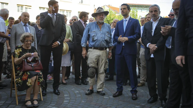 Fotografija: Prva dva kamna spomina na deportirane ljubljanske Jude sta z umetnikom Gunterjem Demnigom položila predsednik države Borut Pahor in predsednik državnega zbora Matej Tonin Foto Jože Suhadolnik