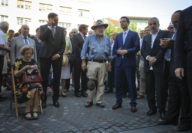 Prva dva kamna spomina na deportirane ljubljanske Jude sta z umetnikom&nbsp;Gunterjem Demnigom položila predsednik države Borut Pahor in predsednik državnega zbora Matej Tonin&nbsp; Foto Jože Suhadolnik