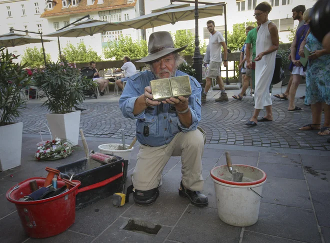 Nemški umetnik Gunter Demnig, ki je prvi kamen spomina na deportirane Jude postavil leta 1992 v Kolnu, je bil danes prisoten tudi ob postavitvi 23 ljubljanskih. Foto Jože Suhadolnik