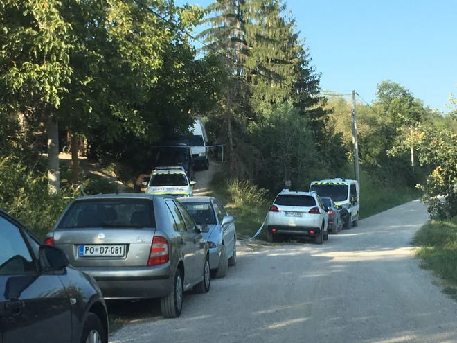 Policija v vasi Krkavče, kjer se je zgodil umor. FOTO: Jaroslav Jankovič