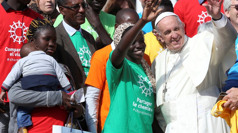 Fotografija: Papež Frančišek se pogosto fotografira in druži z migranti, kar mu skrajni desničarji zelo zamerijo. FOTO: Reuters