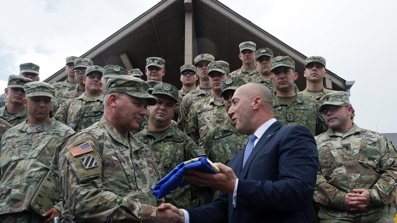 Fotografija: Ramush Haradinaj z ameriškimi vojaki na Kosovu. FOTO: Visar Kryeziu/Ap