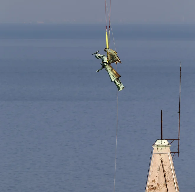 Za varen pristanek so poskrbeli piloti Slovenske vojske. FOTO: Matej Družnik
