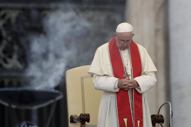 Na odnos do papeža vpliva tudi dnevna politika. FOTO: Alessandra Tarantino/Ap