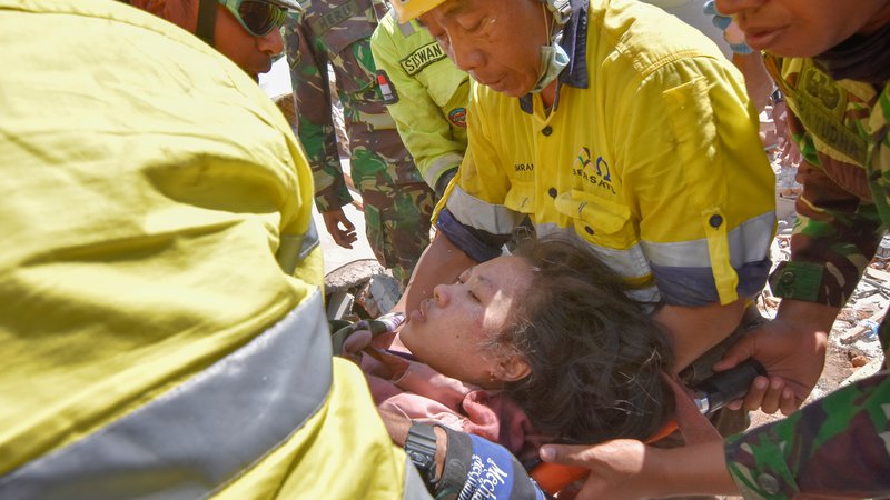 Fotografija: Reševalci in vojska nadaljujejo z iskanjem morebitnih preživelih. FOTO: Reuters