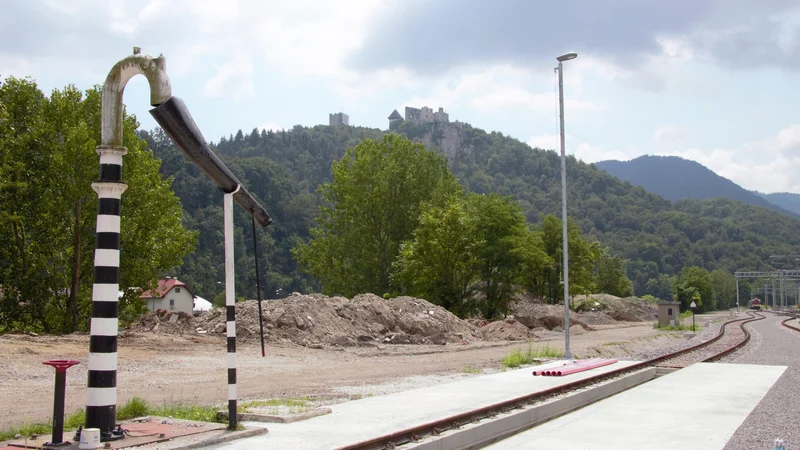 Fotografija: Ostanki odpadne onesnažene zemlje pri gradnji nove celjske potniške železniške postaje. FOTO: Brane Piano