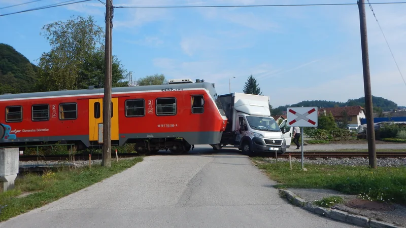 Fotografija: Voznik tovornjaka je na progo zapeljal v trenutku, ko se je prehodu približeval vlak. FOTO: PU Novo Mesto