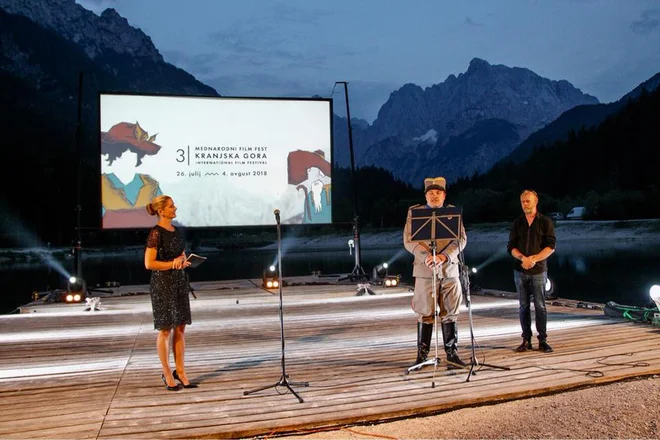 Otvoritvena slovesnost Mednarodnega festivala v Kranjski Gori, na plavajočem odru na jezeru jasna. Voditeljica Bernarda Žarn, lik kralja Aleksandra in direktor festivala Matjaž Javšnik. Foto: Kgiff