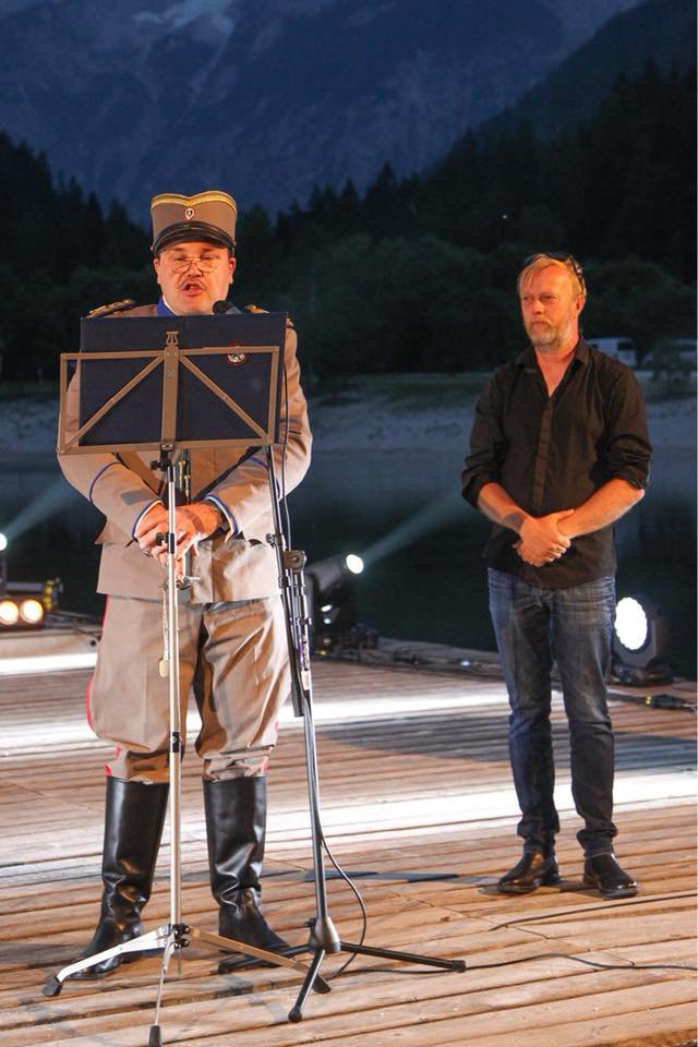 Na odprtju festivala je dobrodošlico zaželel tudi kralj Aleksandar, poleg njega direktor festivala Matjaž Javšnik.  Foto: Kgiff