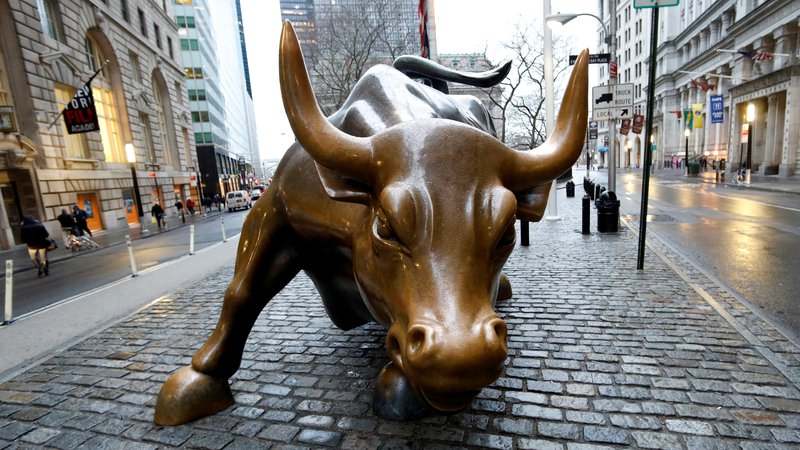 Fotografija: Na Wall Streetu deset let po borznem zlomu še kar vlada bik. FOTO: Reuters