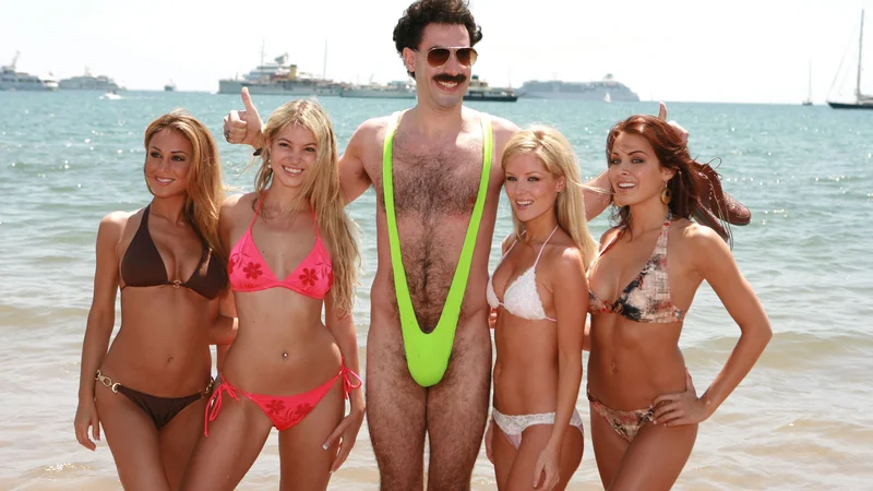 Fotografija: Sacha Baron Cohen računa na to, da njegovi sogovorniki ne bodo zavrnili čudaškega prišleka, temveč se bodo vživeli v njegov svet.