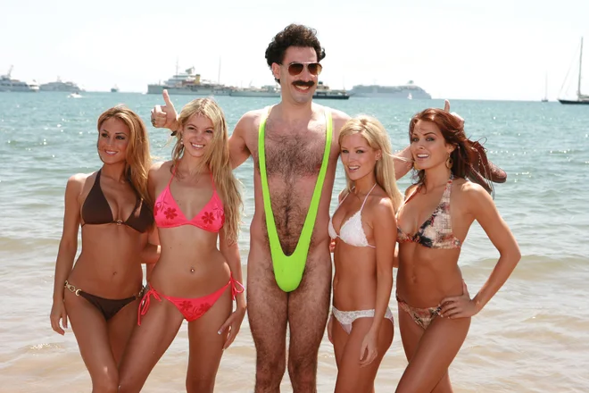Sacha Baron Cohen računa na to, da njegovi sogovorniki ne bodo zavrnili čudaškega prišleka, temveč se bodo vživeli v njegov svet.