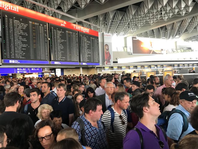 Za nekaj ur so ustavili vkrcavanje na letališče v Frankfurtu, vzrok za evakuacijo pa je bil nepooblaščen vstop najmanj enega človeka v varovano območje. FOTO: Reuters