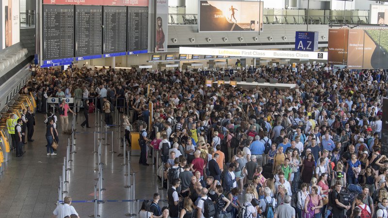 Fotografija: Upravljavec frankfurtskega letališča Fraport je potnikom po twitterju sporočil, naj zaradi pričakovanih motenj prometa spremljajo status svojega leta. FOTO: AP