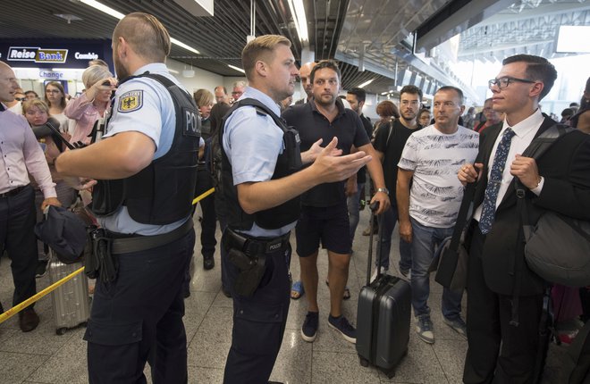 Vsem potnikom se je policija zahvalila za razumevanje in disciplinirano vedenje. FOTO: AP