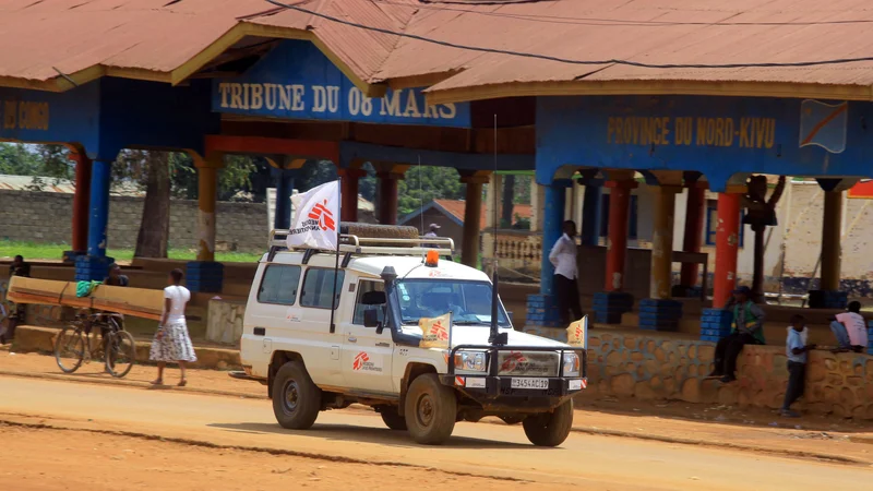 Fotografija: Reševalno vozilo organizacije Zdravnikov brez meja v severnem delu province Kivu v Demokratični republiki Kongo. FOTO: Stringer/Reuters