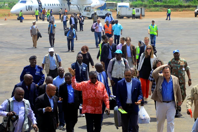 Guverner province Kivu <strong>Julien Paluku </strong>je z ministrom za zdravstvo <strong>Olyjem Ilungo Kalenga</strong> prispel v mesto Beni. FOTO: Stringer/Reuters