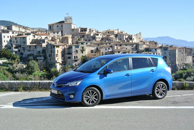 Še eden v vrsti odhajajočih enoprostorcev je toyota verso. Ta tip avtomobila se vse bolj umika športnim terencem. FOTO: Gašper Boncelj