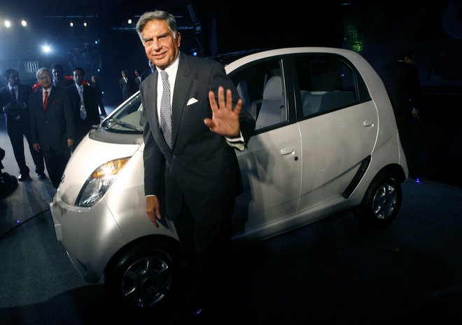 Takole se je Ratan Tata, predsednik skupine Tata, ponosno postavil pred model tata nano, ko so ga leta 2008 prvič pokazali. FOTO: Reuters