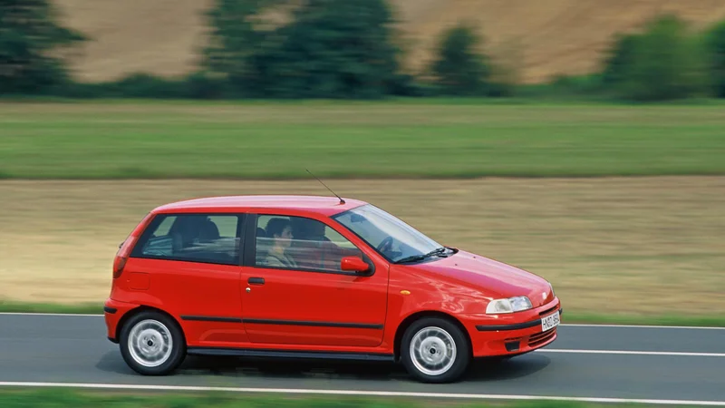 Fotografija: Fiat punto v svoji prvi izdaji iz leta 1993, ki je bila na trgu daleč najbolj uspešna. Nekaj let po uvedbi je bil to celo najbolj prodajan avtomobil v Evropi. FOTO: Fiat