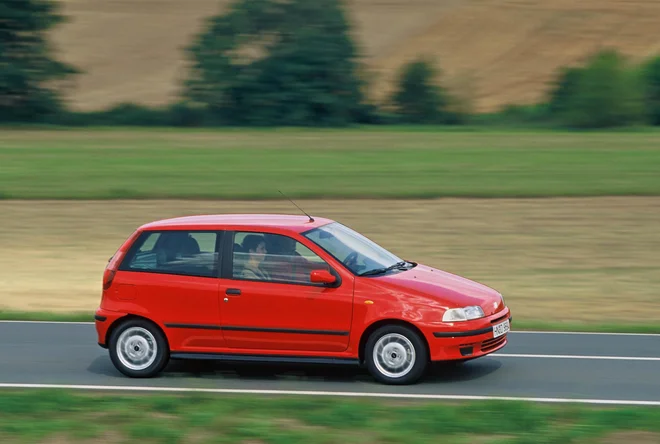 Fiat punto v svoji prvi izdaji iz leta 1993, ki je bila na trgu daleč najbolj uspešna. Nekaj let po uvedbi je bil to celo najbolj prodajan avtomobil v Evropi. FOTO: Fiat