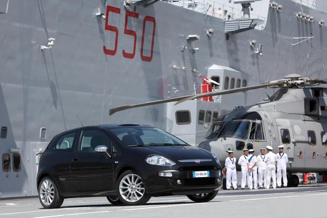 Fiat punto so leta 2005 pripravili na novo kot grande punto in ga pozneje prenovili. Med drugim so ga nekoč predstavili na italijanski letalonosilki. FOTO: Fiat