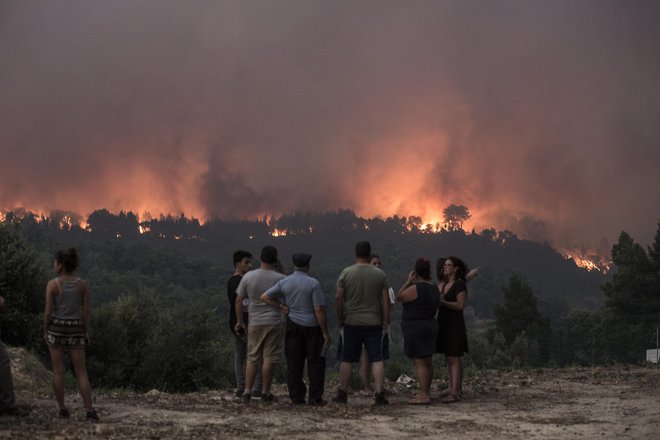 V pokrajini Algarve na jugu Portugalske že peti dan zapored pustoši gozdni požar. FOTO: AP