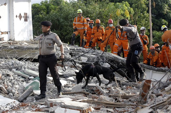 Uničujoči potres so prebivalci in turisti čutili, kot da se bo zlomil otok. FOTO: AP