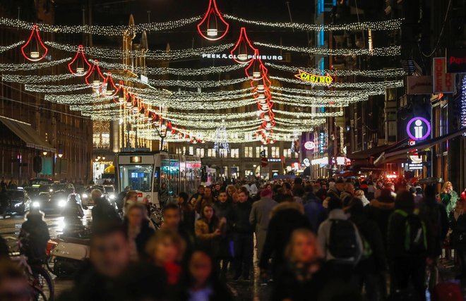 Prenasičena glavna nakupovalna ulica v nizozemski prestolnici. FOTO: Yves Herman/Reuters