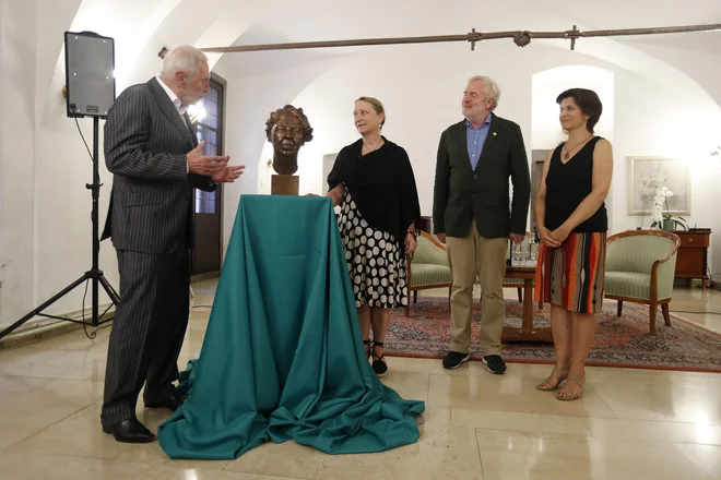 Kip Eleanor Roosevelt in njena vnukinja Laura Roosevelt, Aleš Čerin, Bill Shipsey in Nataša Posel. FOTO: Leon Vidic