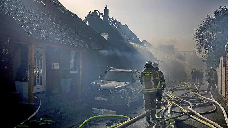 Fotografija: Ogenj se je zaradi dolgotrajne suše hitro razširil na stanovanjske objekte v bližini. FOTO: Oliver Berg/Afp