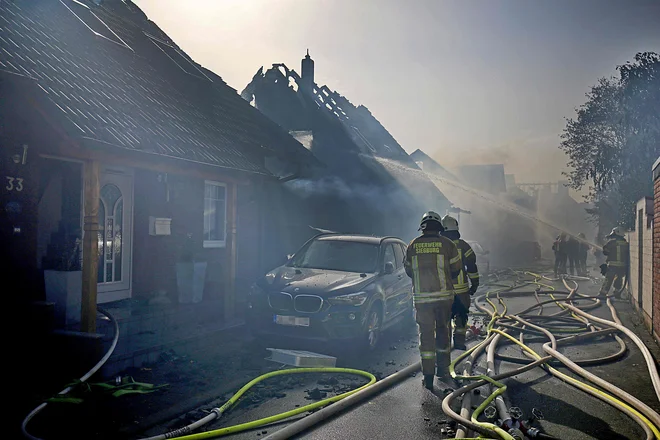Ogenj se je zaradi dolgotrajne suše hitro razširil na stanovanjske objekte v bližini. FOTO: Oliver Berg/Afp