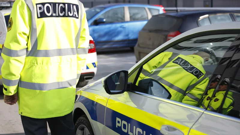 Fotografija: Policisti in reševalci imajo veliko dela. FOTO: Leon Vidic