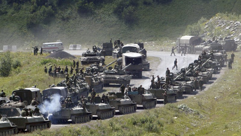 Fotografija: Tako so se pred desetimi leti proti Južni Osetiji vile kolone ruskih vojaških vozil. FOTO: Musa Sadulayev/AP