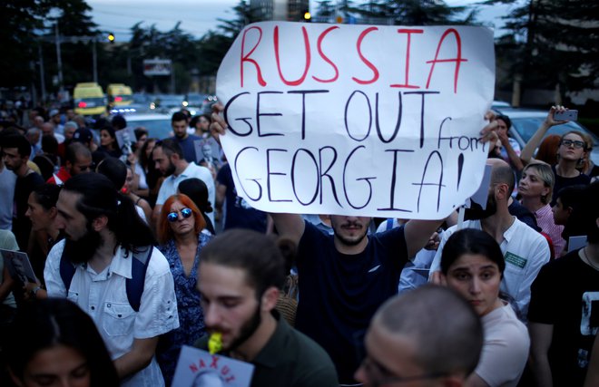 V Tbilisiju so ob obletnici potekali protesti. FOTO: David Mdzinarishvili/Reuters