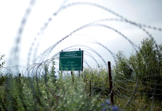 Na meji je še vedno bodeča žica. FOTO: David Mdzinarishvili/Reuters