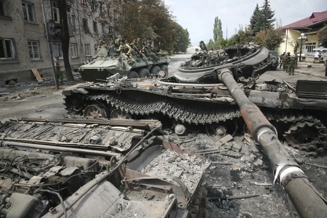 Vojna je trajala pet dni, a še zdaleč ni pozabljena. Ruski premier Dmitrij Medvedjev je v nedavnem intervjuju dejal, da bi vstop Gruzije v Nato pomenil »grožnjo miru«. FOTO: Musa Sadulayev/AP