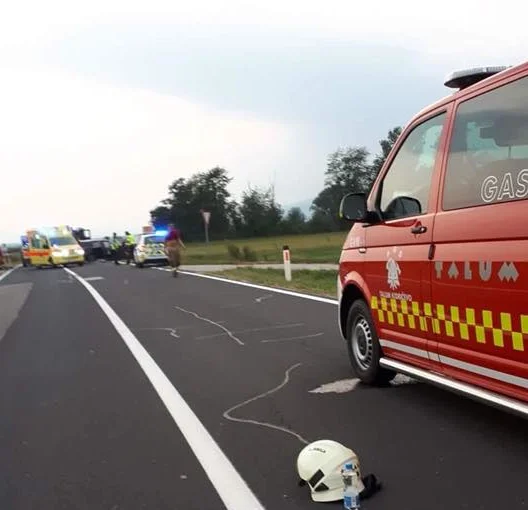 Voznica je zapeljala na nasprotno smer vozišča. FOTO: PGD Talum Kidričevo