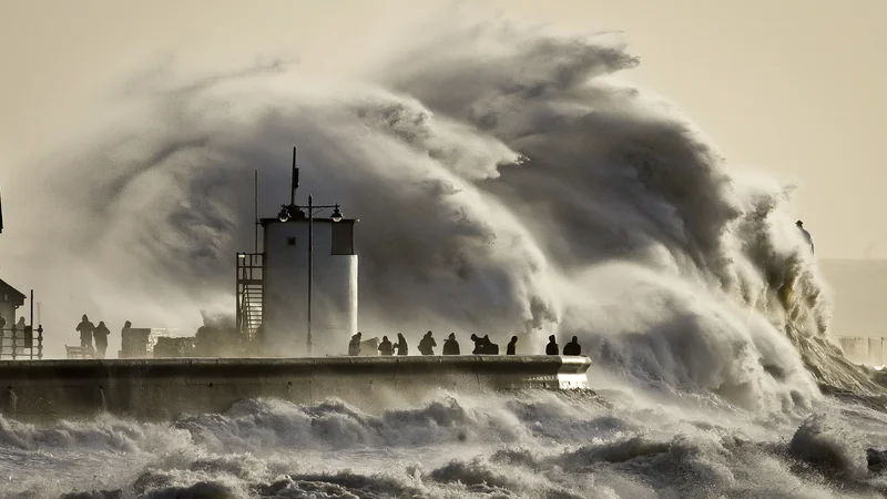 Fotografija: Valovi ne prenašajo vode (kot je morda videti na prvi pogled; deli vode se pri valovanju večinoma premikajo le gor in dol), ampak energijo. FOTO: AP