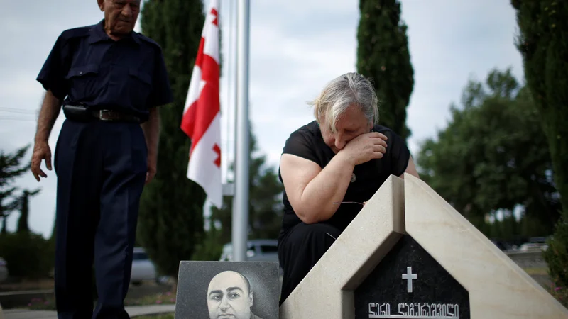 Fotografija: Kdo je pred desetimi leti začel spopad, je še vedno stvar prepričanja. FOTO: David Mdzinarishvili/Reuters