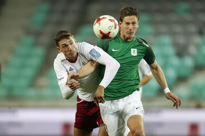 Andres Vombergar se zna pogumno boriti s tekmeci, kakršni danes čakajo na Ljubljančane v majicah Helsinkov. FOTO: Leon Vidic/Delo