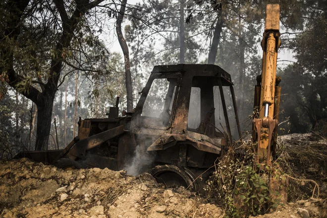 Poškodovanih je bilo 32 ljudi, od tega eden huje. Svoje domove pa je moralo zapustiti že več sto ljudi. FOTO: AP