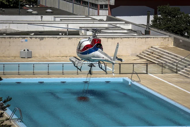 Helikopterji zajemajo vodo tudi v bazenih. FOTO: AFP