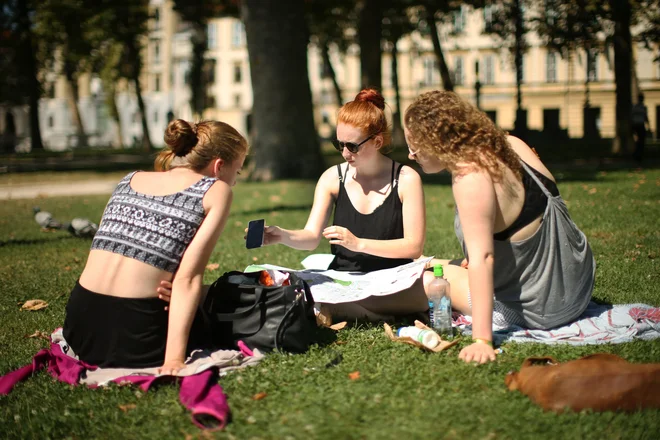 Najboljša preventiva je, da naprav ne nosimo na žgoče opoldansko sonce. FOTO: Jure Eržen