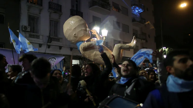 Fotografija: Več tisoč ljudi – tako zagovornikov kot nasprotnikov legalizacije splava – je več kot 16-urno debato napeto spremljalo pred kongresom. FOTO: Agustin Marcarian/Reuters